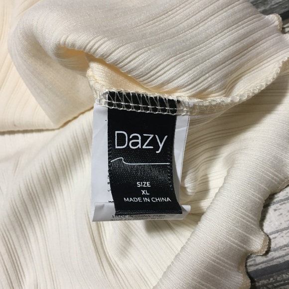 Dazy Button Front Blouse Top Women’s XL Off White Ruffled Accents Soft - Picture 8 of 11